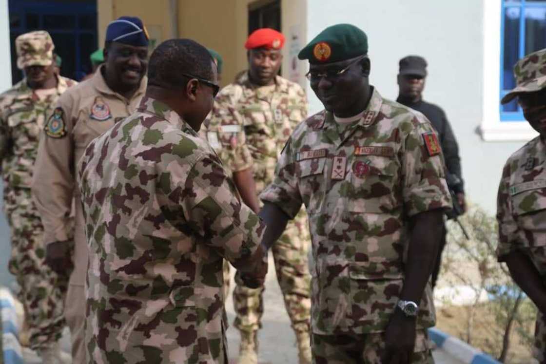 Mutuwar Sojoji a jirgin sama: Buratai ya kai ma babban hafsan Sojan sama ziyarar ta’aziyya Mutuwar Sojoji a jirgin sama: Buratai ya kai ma babban hafsan Sojan sama ziyarar ta’aziyya