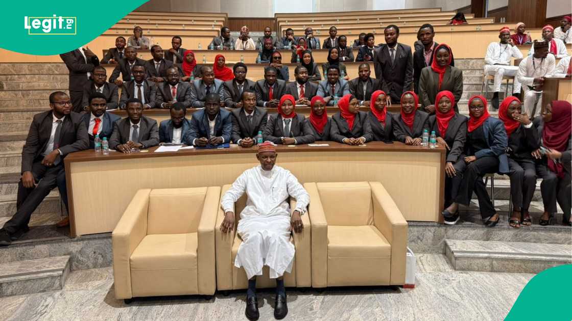 Gwamna Abba ya yi magana yayin da ya ziyarci daliban Kano da ke karatu a Indiya Gwamna Abba ya yi magana yayin da ya ziyarci daliban Kano da ke karatu a Indiya