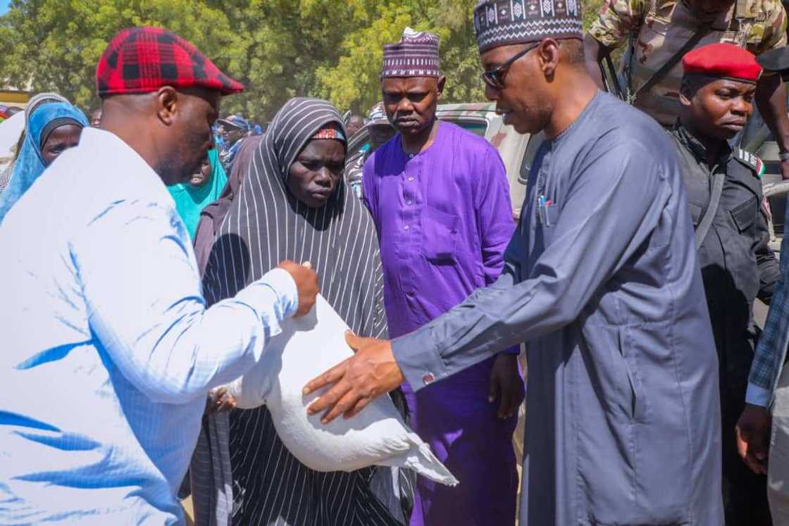 Gwamna Zulum ya kai ziyara Gwoza, ya rabawa mutane N24m da kayan hatsi Gwamna Zulum ya kai ziyara Gwoza, ya rabawa mutane N24m da kayan hatsi