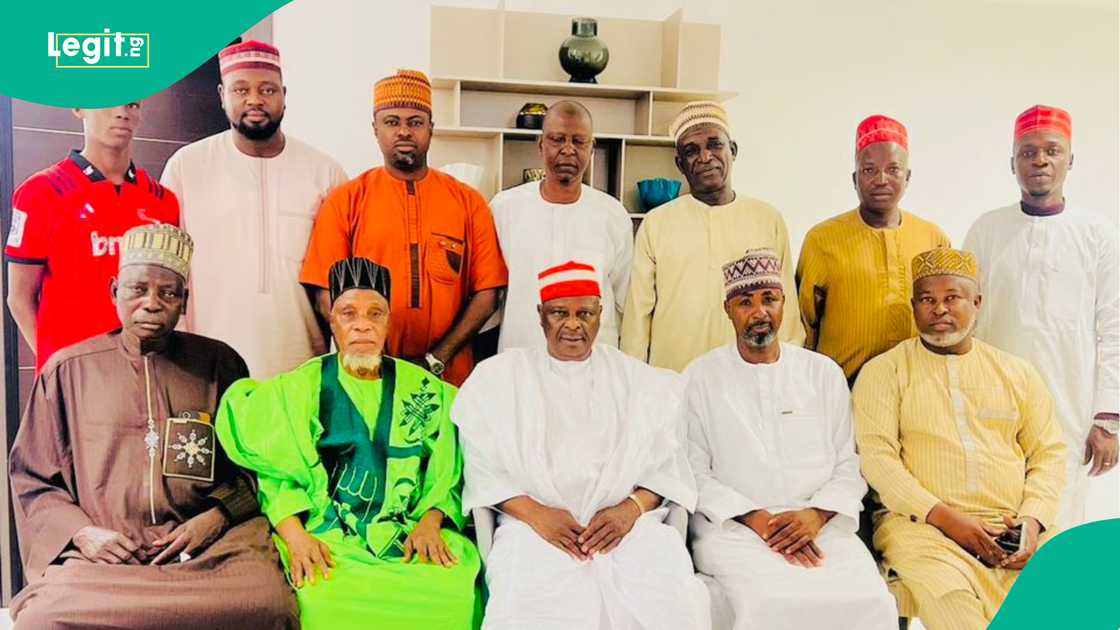 Kwankwaso yayin ganawa da Hausawan da aka yi wa rusau a Legas Kwankwaso yayin ganawa da Hausawan da aka yi wa rusau a Legas