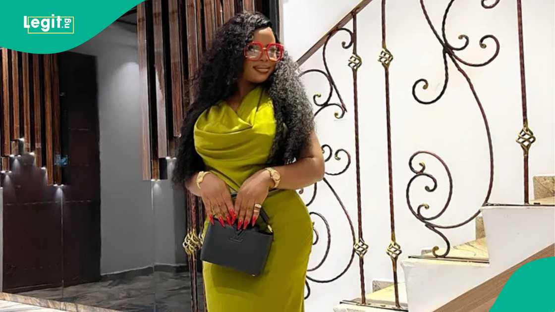 Bride cries over absence of dad at her wedding.