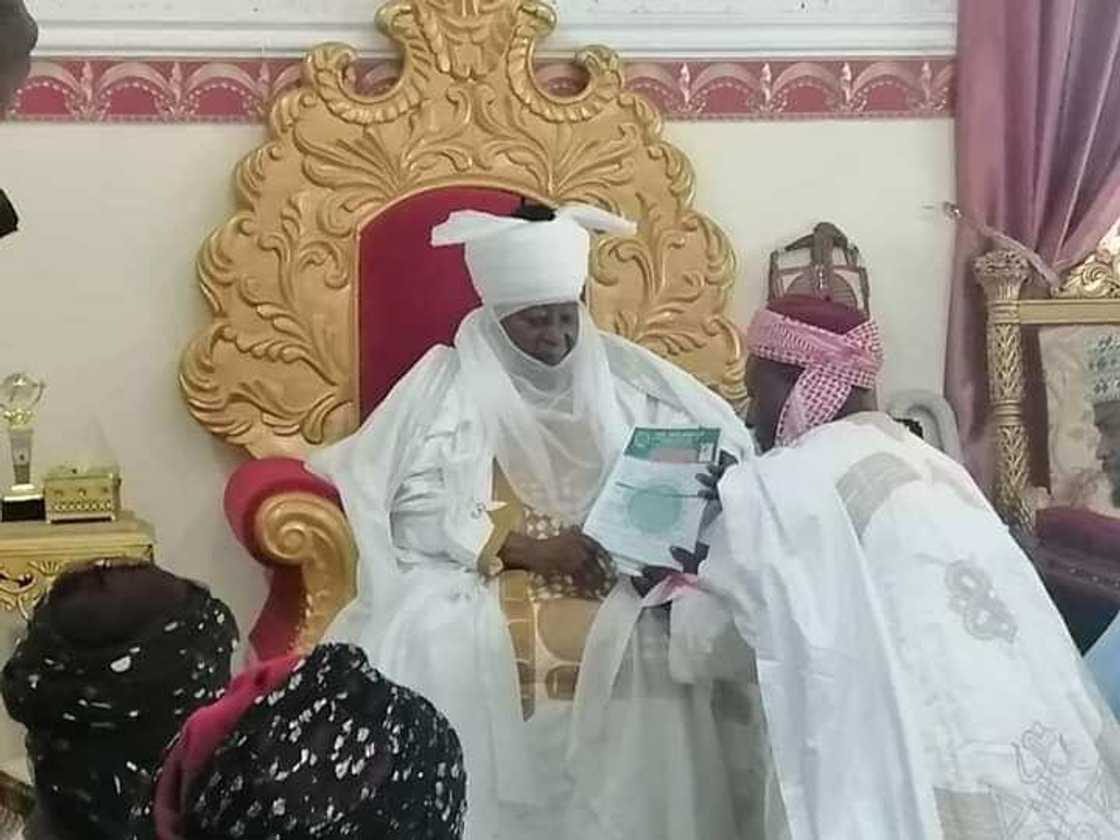 Yanzu-yanzu: Adam A Zango ya mikawa sarkin Zazzau fom 101 na yaran da ya biyawa kudin makaranta (Hotuna) Yanzu-yanzu: Adam A Zango ya mikawa sarkin Zazzau fom 101 na yaran da ya biyawa kudin makaranta (Hotuna)