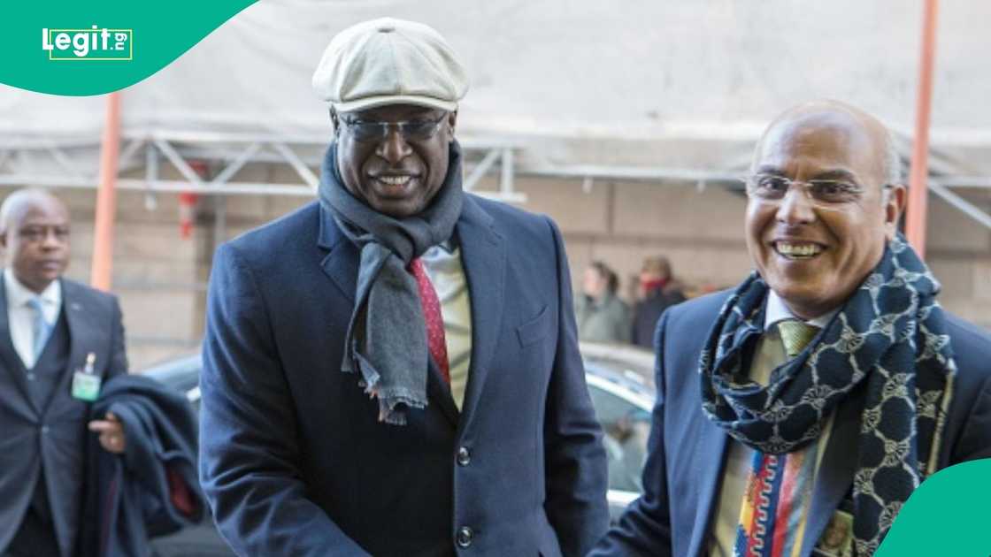 Timipre Sylva da ake nema da hoton tambarin EFCC a Najeryiya Hoto: Getty Images Timipre Sylva da ake nema da hoton tambarin EFCC a Najeryiya Hoto: Getty Images