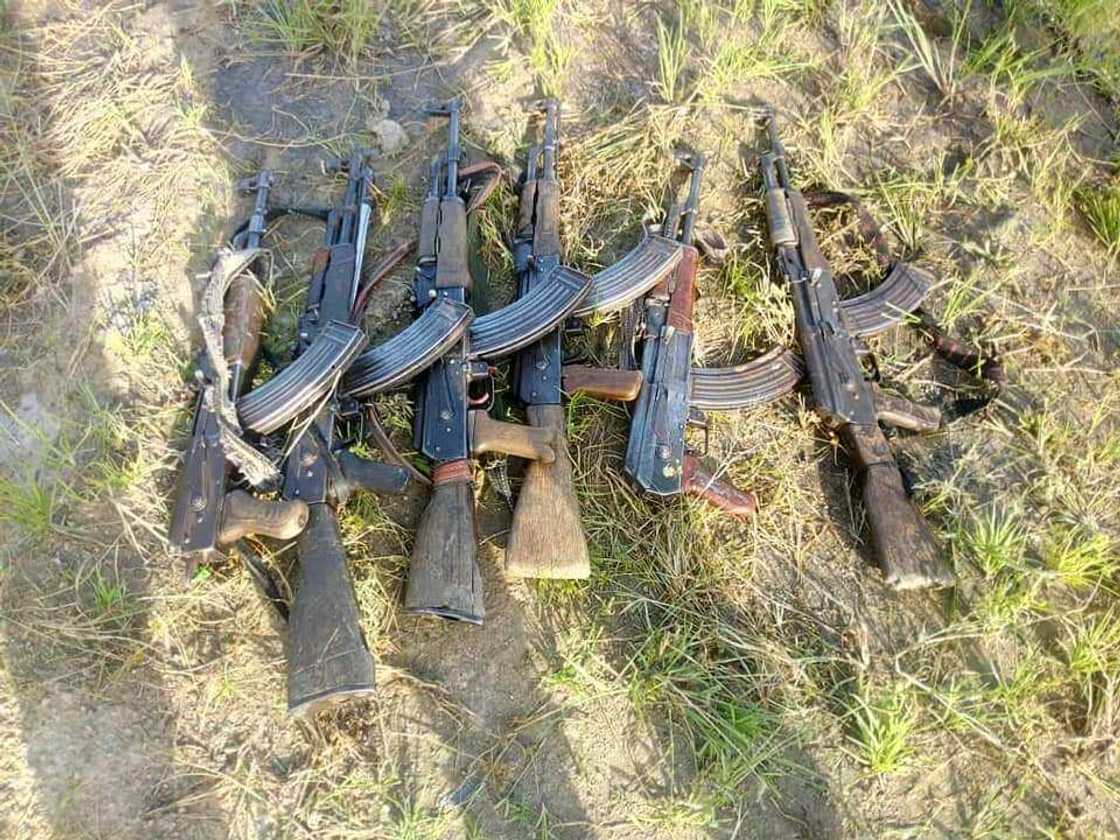 Rubdugu: Sojoji, 'Civilian JTF, maharba da 'Yansakai sun yi wa 'yan Boko Haram kaca-kaca a maboyarsu (Hotuna) Rubdugu: Sojoji, 'Civilian JTF, maharba da 'Yansakai sun yi wa 'yan Boko Haram kaca-kaca a maboyarsu (Hotuna)