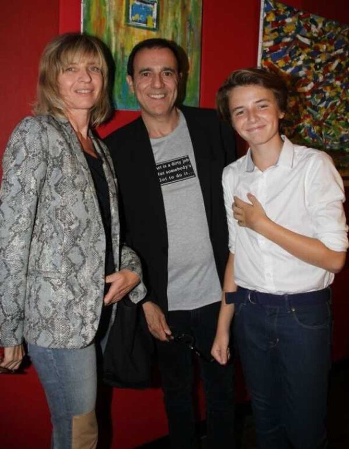 Emmanuelle Lannes, son mari Thierry Beccaro, et leur fils Lucas Beccaro à l'hôtel Renaissance à Paris le 21 septembre 2015. Emmanuelle Lannes, son mari Thierry Beccaro, et leur fils Lucas Beccaro à l'hôtel Renaissance à Paris le 21 septembre 2015.