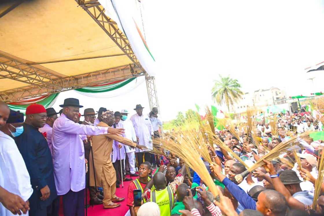 Ex-Defence Chief, 5,000 Members Dump APC, Defect to PDP in Bayelsa Ex-Defence Chief, 5,000 Members Dump APC, Defect to PDP in Bayelsa