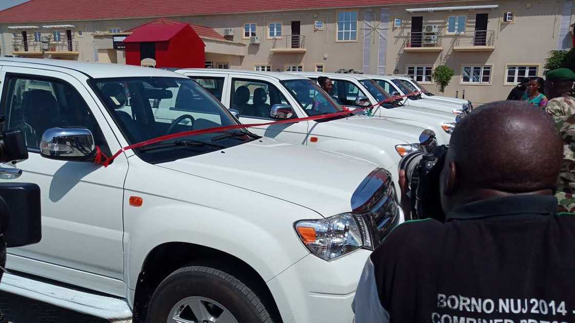 Gwamnatin jihar Borno ta bawa sojoji 5 kyautar manyan motoci, hotuna Gwamnatin jihar Borno ta bawa sojoji 5 kyautar manyan motoci, hotuna