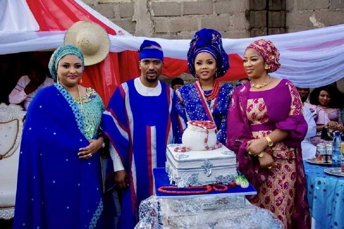 Dubi kyawawan hotunan kasaitaccen biki na kannen uwargidar gwamnan jihar Kogi Dubi kyawawan hotunan kasaitaccen biki na kannen uwargidar gwamnan jihar Kogi