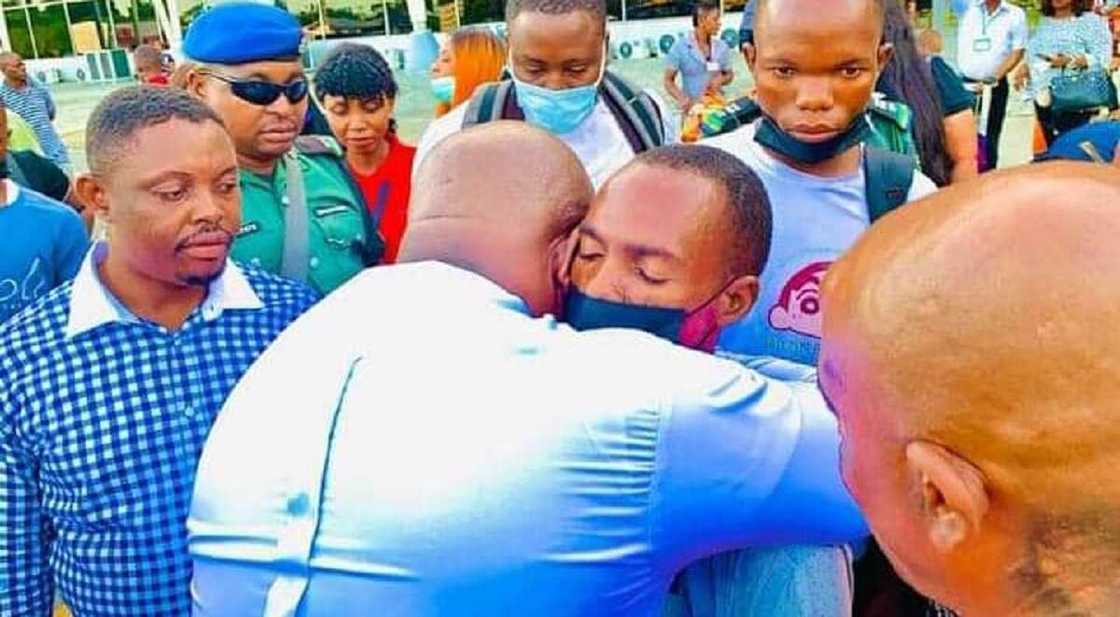 Hotunan Gida Da Mota Da Aka Ba Wa Iyayen Deborah, Ɗalibar Da Aka Kashe Kan Ɓatanci a Sokoto Hotunan Gida Da Mota Da Aka Ba Wa Iyayen Deborah, Ɗalibar Da Aka Kashe Kan Ɓatanci a Sokoto