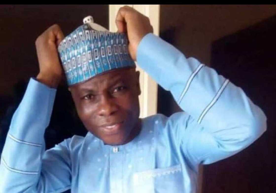 Bata-gari sun kai wa kwamishina hari, sun hargitsa wurin rijistar jam'iyyar APC Bata-gari sun kai wa kwamishina hari, sun hargitsa wurin rijistar jam'iyyar APC