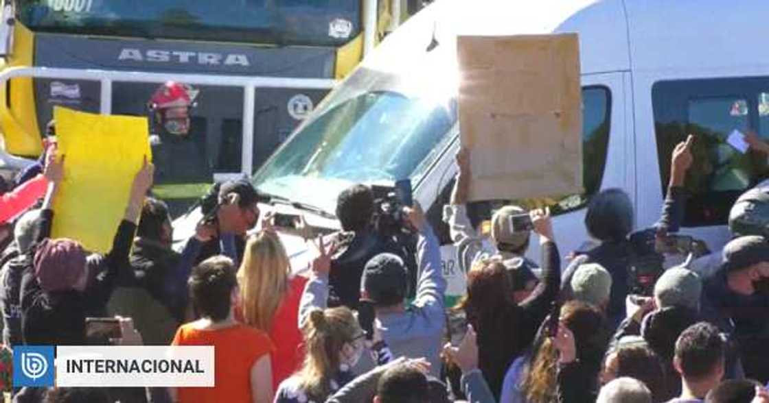 Shugaban kasar Argentina ya sha ruwan duwatsu a hannun 'yan zanga-zanga a kasarsa Shugaban kasar Argentina ya sha ruwan duwatsu a hannun 'yan zanga-zanga a kasarsa