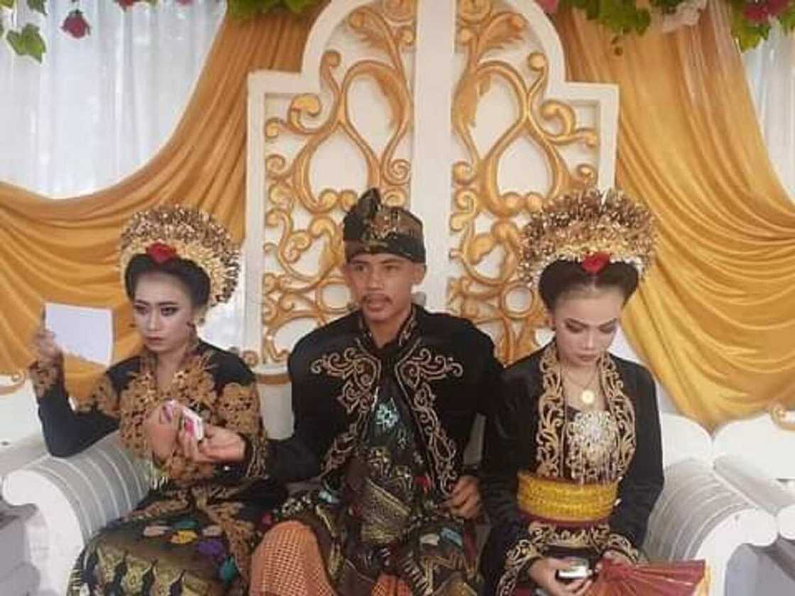 Dalibi dan shekara 20 ya auri mata biyu cikin wata daya (Hotuna) Dalibi dan shekara 20 ya auri mata biyu cikin wata daya (Hotuna)