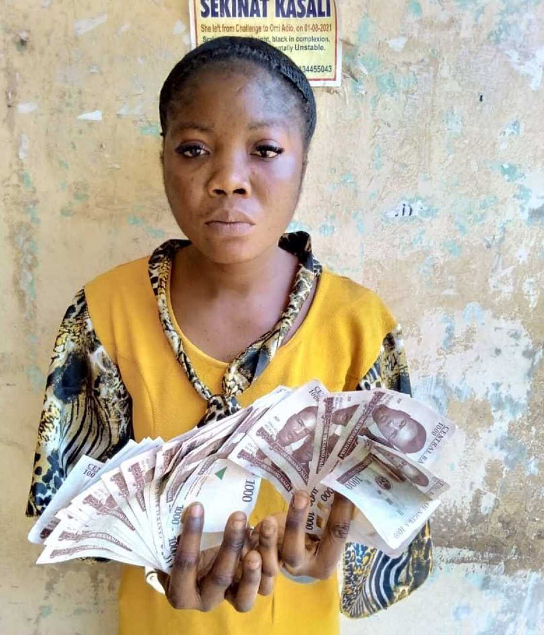 An kama wata mata mai shekaru 30 da ta ƙware wurin siyayya da jabun N1,000 a kasuwa An kama wata mata mai shekaru 30 da ta ƙware wurin siyayya da jabun N1,000 a kasuwa