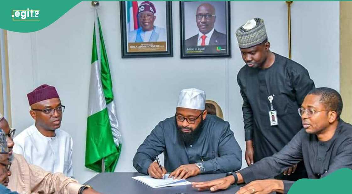 Ma'aikata sun yi magana yayin da gwamnan Neja ya fara biyan sabon albashi Ma'aikata sun yi magana yayin da gwamnan Neja ya fara biyan sabon albashi