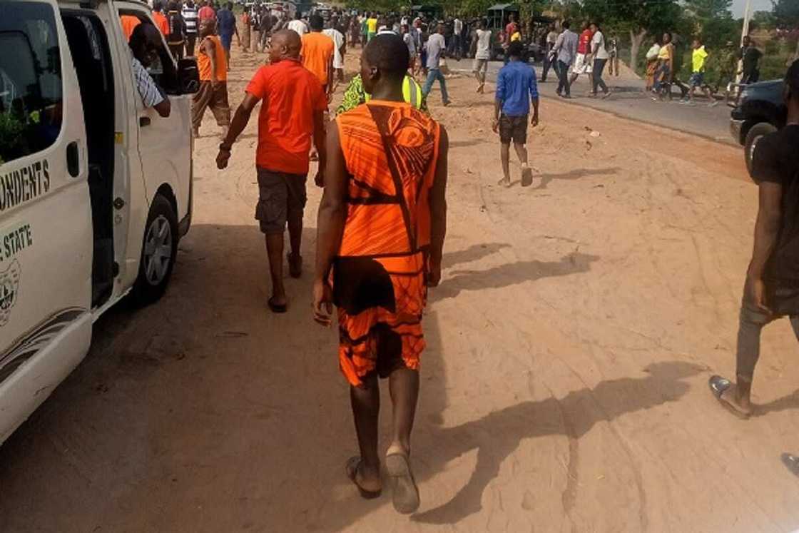 'Yan gudun hijira sunyi zanga-zanga sun tare babban titin Makurdi zuwa Lafia 'Yan gudun hijira sunyi zanga-zanga sun tare babban titin Makurdi zuwa Lafia