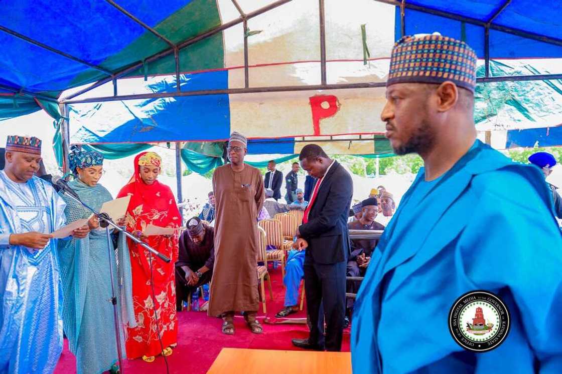 Gwamna Dikko yayin rantsar da kwamishinoni. Gwamna Dikko yayin rantsar da kwamishinoni.