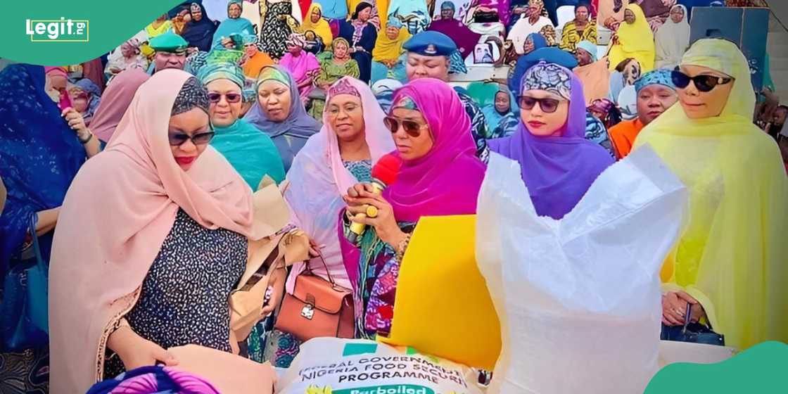 Bauchi first lady, Aisha Bala giving out rice to beneficiaries