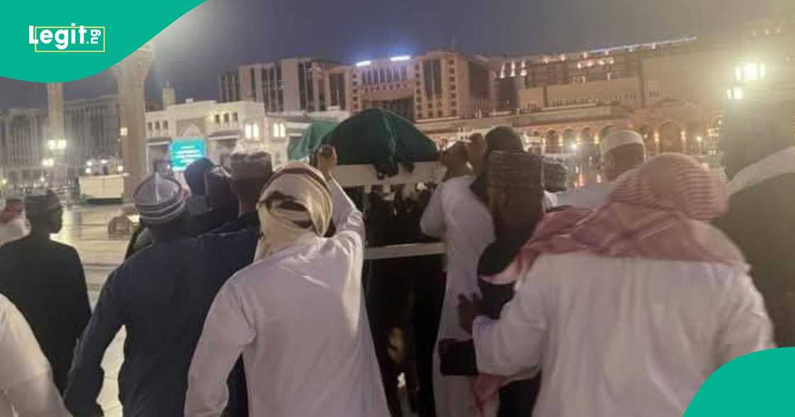 Lokacin da aka dauki gawar Dantata zuwa Baki'a a Madina. Lokacin da aka dauki gawar Dantata zuwa Baki'a a Madina.