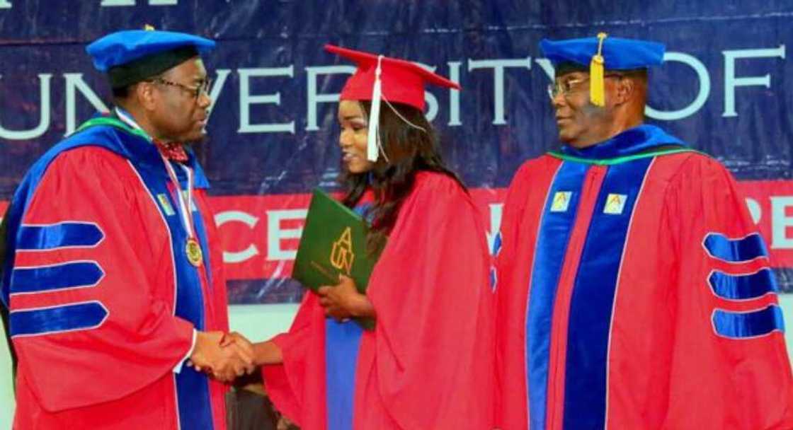 Murna: Hotunan Atiku da Daya Daga Cikin 'Yan Matan Chibok Lokacin da Ta Kammala Digiri Murna: Hotunan Atiku da Daya Daga Cikin 'Yan Matan Chibok Lokacin da Ta Kammala Digiri