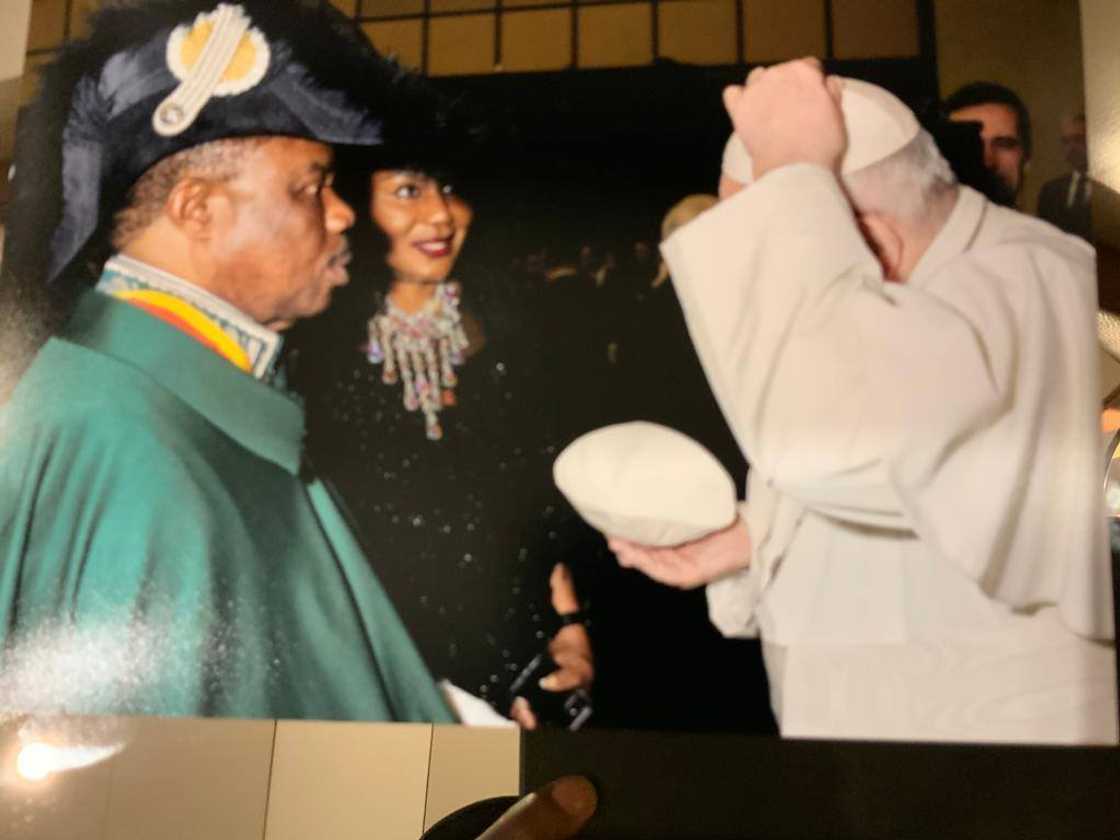 Marigayi Fafaroma Francis ya yi wa tsohon gwamnan Anambra kyautar hula Marigayi Fafaroma Francis ya yi wa tsohon gwamnan Anambra kyautar hula