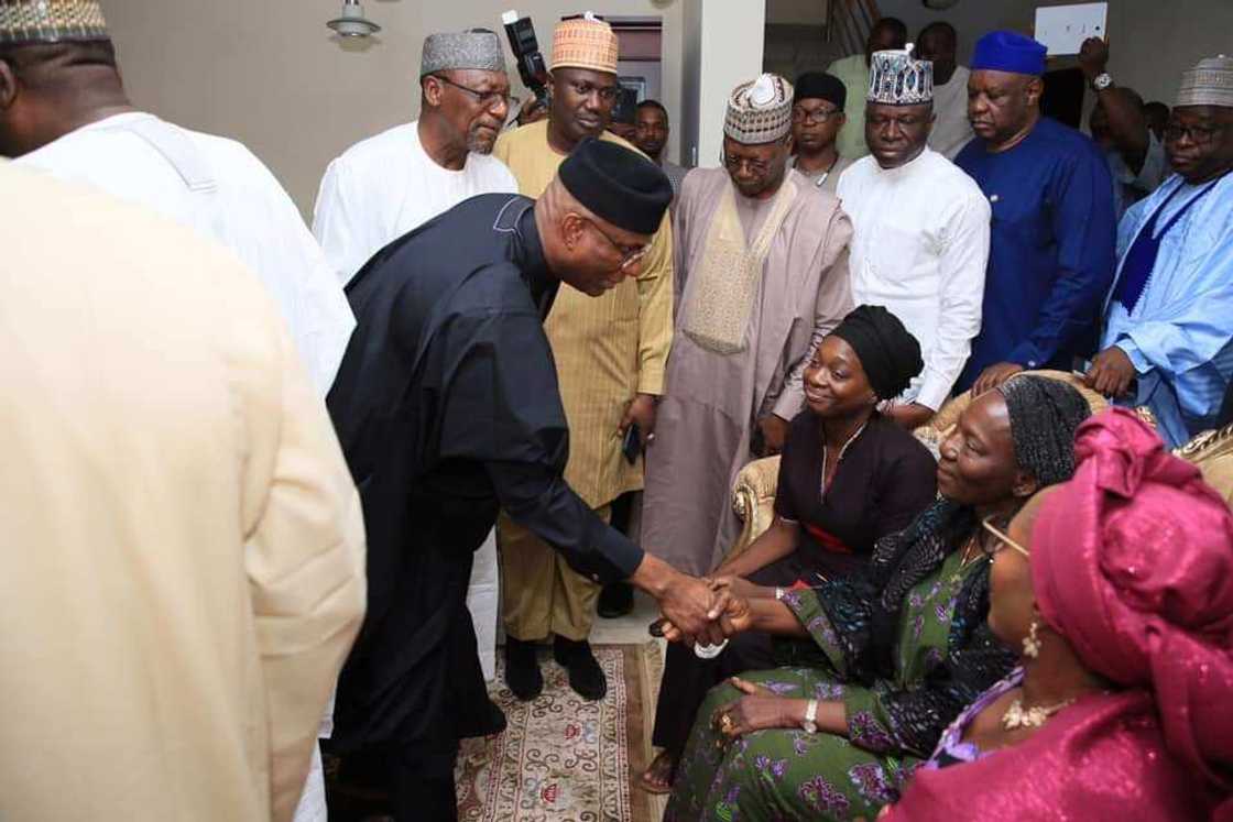 Lawan da sauran 'yan majalisa sun ziyarci gidan Sanatan da ya mutu Lawan da sauran 'yan majalisa sun ziyarci gidan Sanatan da ya mutu