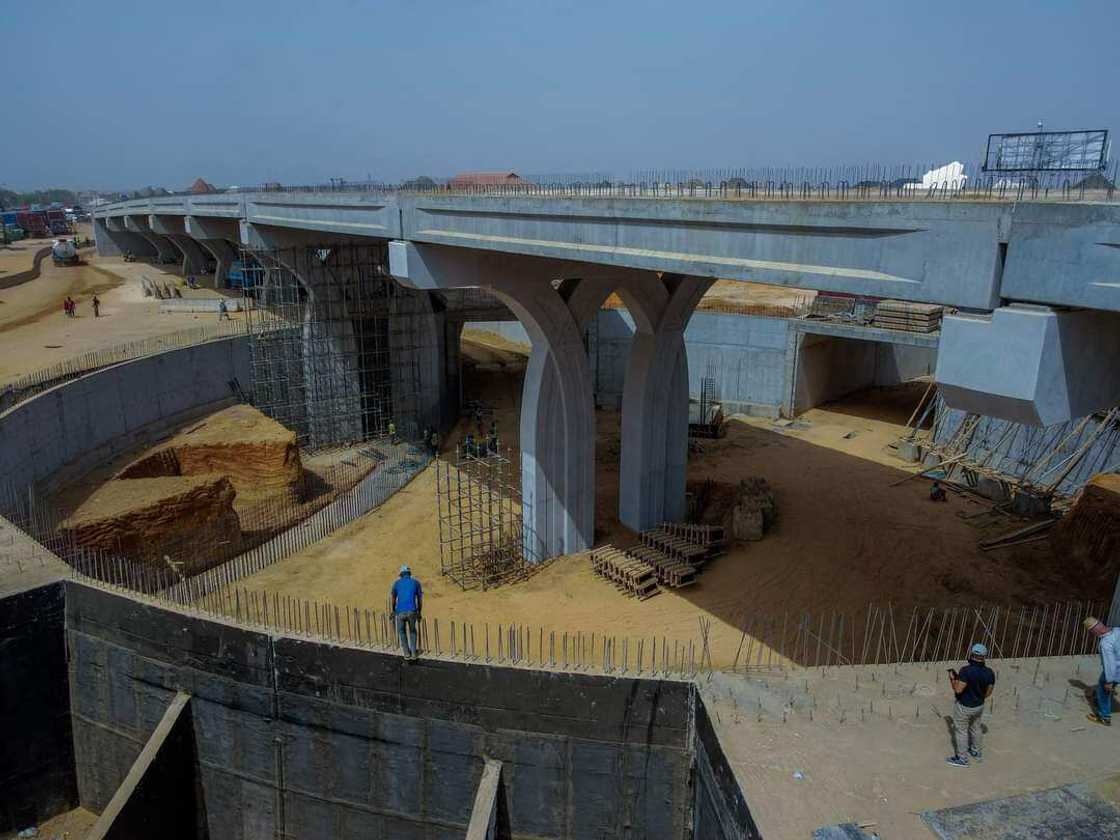 Hotunan gada mai hawa Uku. Hotunan gada mai hawa Uku.