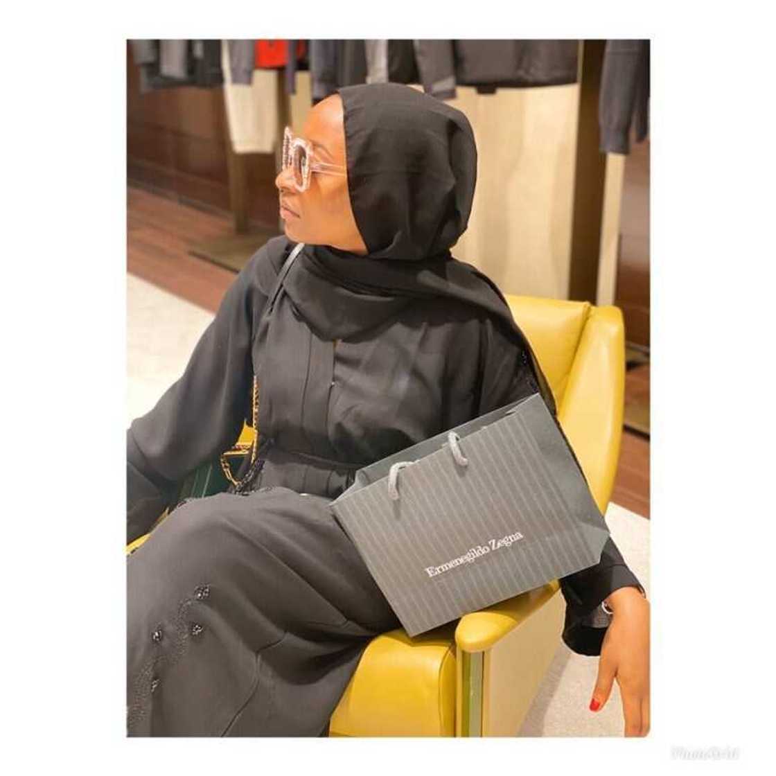 Hotuna: Wata biyu kacal da sakin wayar iPhone 11 a kasuwa, jaruma Rahama Sadau ta mallaketa Hotuna: Wata biyu kacal da sakin wayar iPhone 11 a kasuwa, jaruma Rahama Sadau ta mallaketa