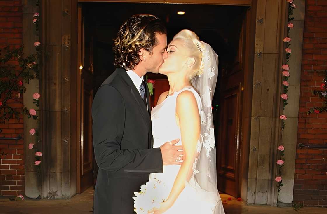 Bush front man Gavin Rossdale kissing singer-songwriter Gwen Stefani on their wedding day Bush front man Gavin Rossdale kissing singer-songwriter Gwen Stefani on their wedding day