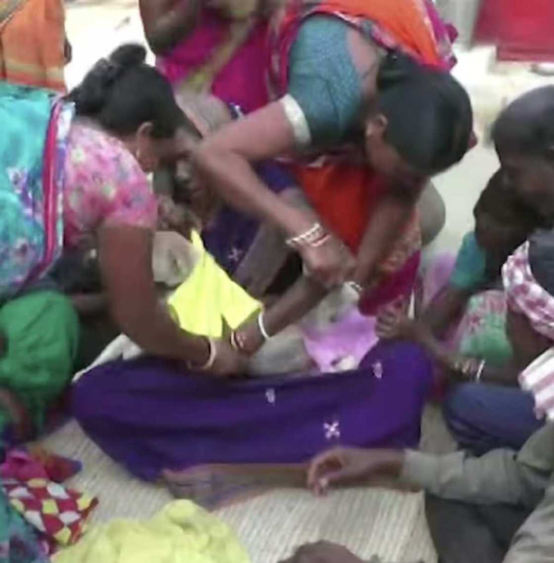 Hotunan auren yara 2 da karnuka bayan sun fara fitar da hakora ta dasashin sama Hotunan auren yara 2 da karnuka bayan sun fara fitar da hakora ta dasashin sama