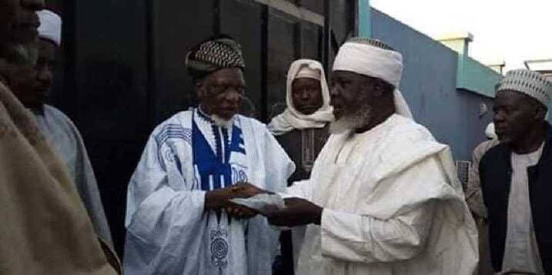 Gwamna Abdul Aziz Yari ya baiwa shuwagabannin Izala kyautan jifa jifan motoci Gwamna Abdul Aziz Yari ya baiwa shuwagabannin Izala kyautan jifa jifan motoci