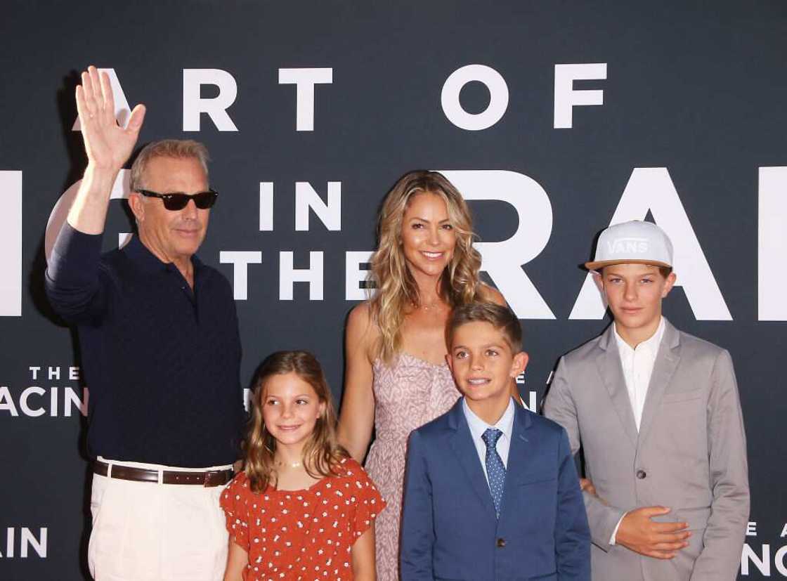 Kevin Costner, Christine Baumgartner et leurs enfants assistent à la première de "The Art of Racing In The Rain" de la 20th Century Fox le 1er août 2019 à Los Angeles, Californie. (Photo de Michael Tran/FilmMagic)