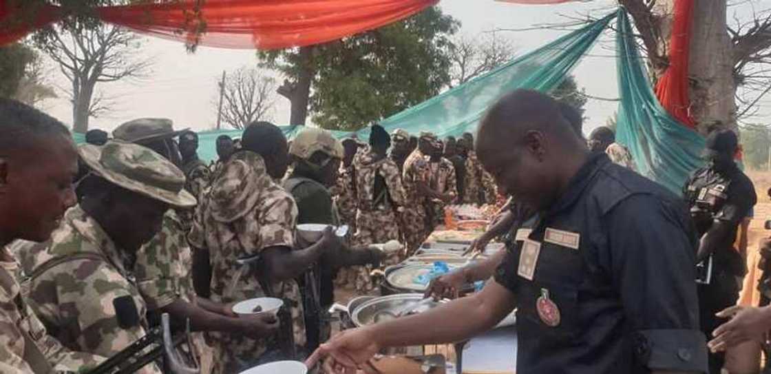 Hotunan yadda sojoji su kayi bikin kirsimeti na bana Hotunan yadda sojoji su kayi bikin kirsimeti na bana