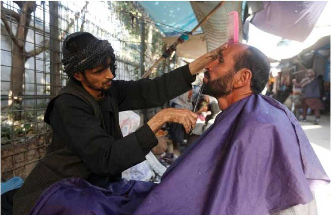 Taliban ta haramta wa wanzamai aske wa mutane gemu, ta hana sauraron waƙoƙi a Afghanistan Taliban ta haramta wa wanzamai aske wa mutane gemu, ta hana sauraron waƙoƙi a Afghanistan