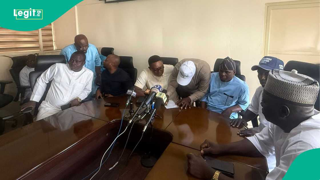 Kansiloli 8 cikin 12 da ke goyon bayan APC sun tsige shugaban majalisar Abuja (AMAC) Kansiloli 8 cikin 12 da ke goyon bayan APC sun tsige shugaban majalisar Abuja (AMAC)