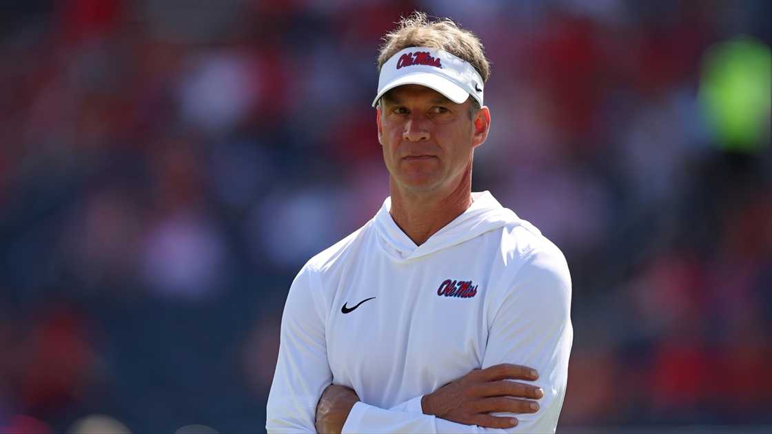 Lane Kiffin stands on the sidelines
