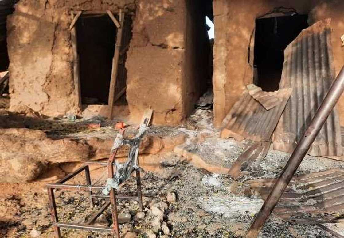 Sojojin Najeriya sun kashe 'yan Boko Haram fiye da 100 yayin wani gumurzu a Yobe (Hotuna) Sojojin Najeriya sun kashe 'yan Boko Haram fiye da 100 yayin wani gumurzu a Yobe (Hotuna)