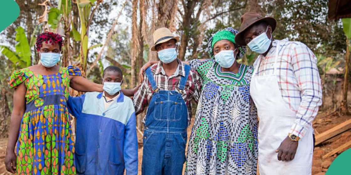Lady overjoyed as she finally reunites with her Nigerian family many years later Lady overjoyed as she finally reunites with her Nigerian family many years later