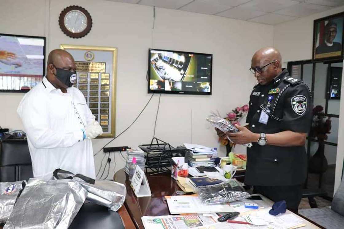 Man of God joins fight against coronavirus, donates face masks to police Man of God joins fight against coronavirus, donates face masks to police