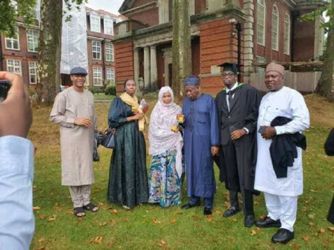 Hotunan Ganduje da Goggo a London yayin da ɗansu ya kammala digiri