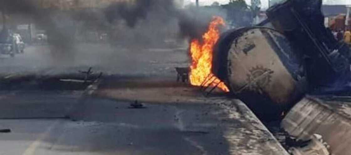 Mazauna da Masu Shaguna Sun Tsere Yayin Da Tankar Mai Ta Fadi a Abuja Mazauna da Masu Shaguna Sun Tsere Yayin Da Tankar Mai Ta Fadi a Abuja