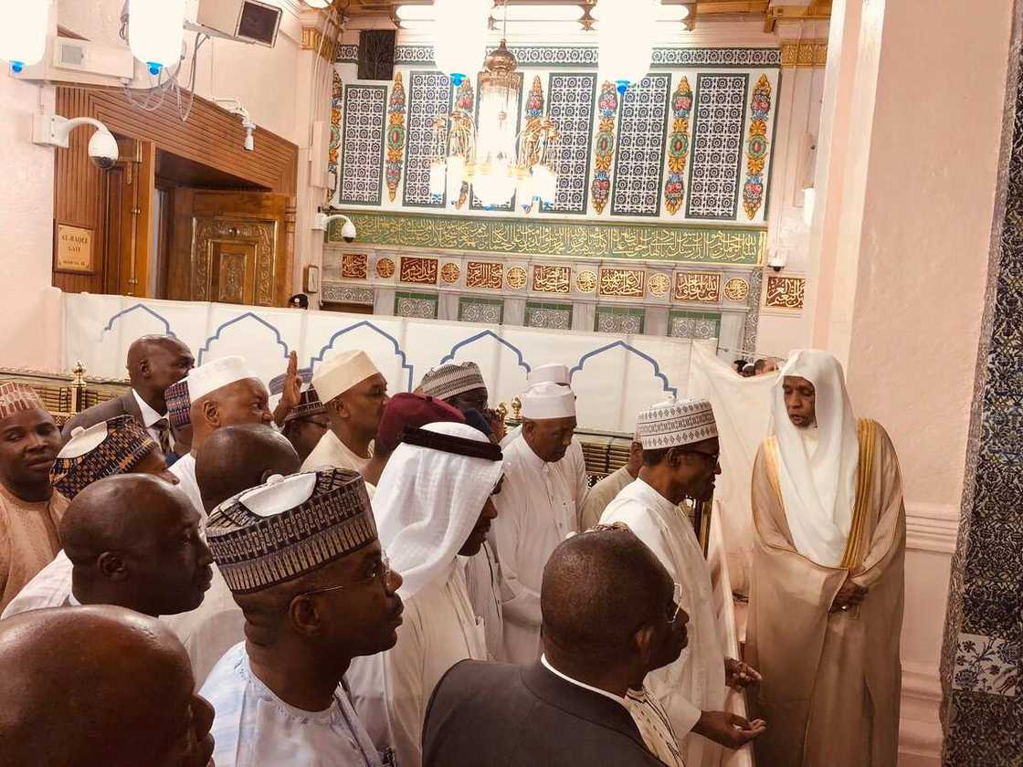 Shauki ya kama Buhari yayin daya kai ziyara zuwa kabarin Manzon Allah (Hotuna)