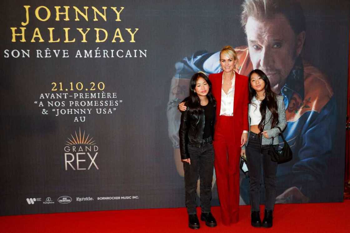 Laeticia Hallyday pose avec leurs filles à leur arrivée à l'avant-première du film "Johnny Hallyday, son rêve américain" au cinéma Grand Rex à Paris le 21 octobre 2020. (Photo GEOFFROY VAN DER HASSELT/AFP) Laeticia Hallyday pose avec leurs filles à leur arrivée à l'avant-première du film "Johnny Hallyday, son rêve américain" au cinéma Grand Rex à Paris le 21 octobre 2020. (Photo GEOFFROY VAN DER HASSELT/AFP)