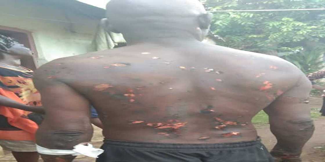 Hadimin gwamna ya kona makwabtansa da ya yi mugun mafarki da su (Hotuna) Hadimin gwamna ya kona makwabtansa da ya yi mugun mafarki da su (Hotuna)