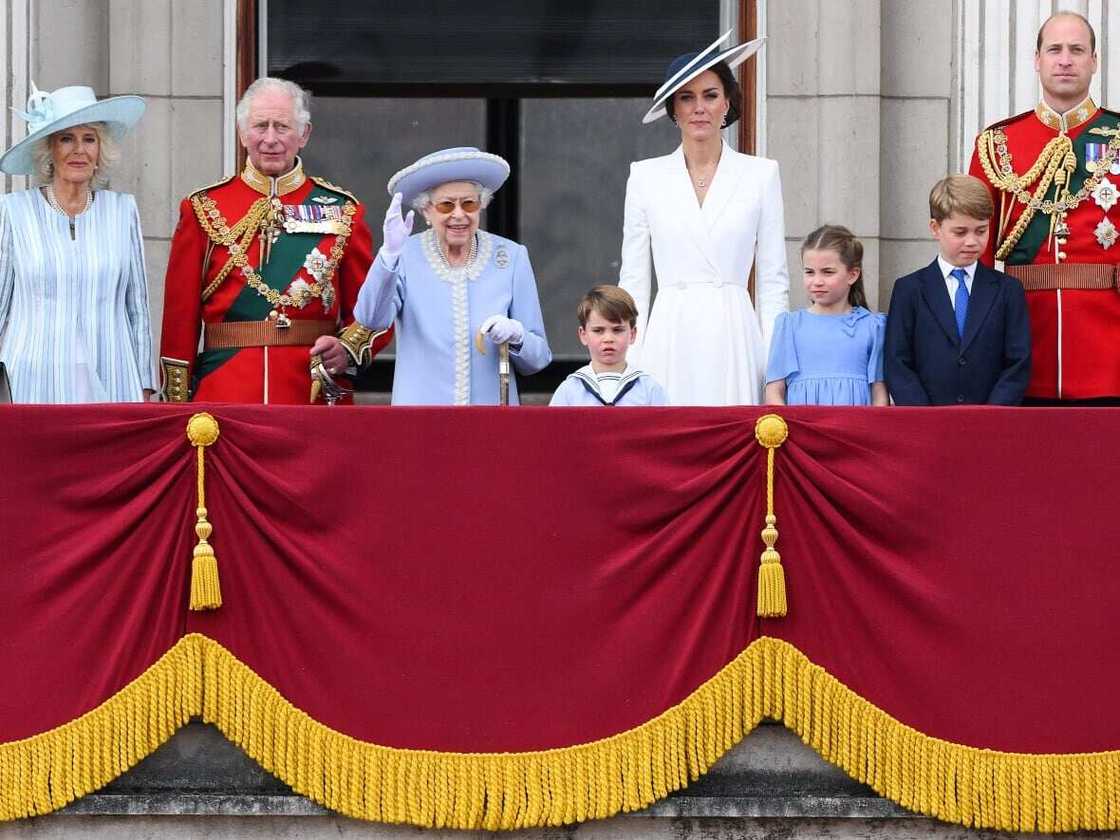 Takaitaccen tarihin sarauniyar Ingila Takaitaccen tarihin sarauniyar Ingila