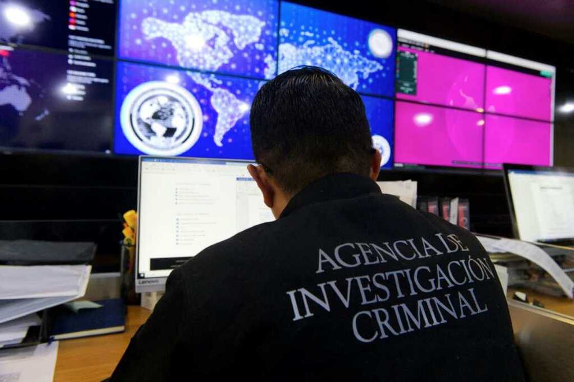 Agents from Mexico's Criminal Investigation Agency monitor people smugglers' social media accounts Agents from Mexico's Criminal Investigation Agency monitor people smugglers' social media accounts