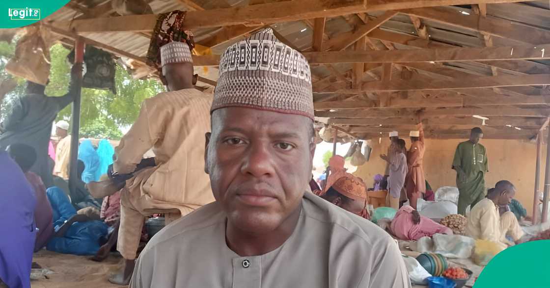 A university professor who sold vegetables at a local market gave important advice to students. A university professor who sold vegetables at a local market gave important advice to students.