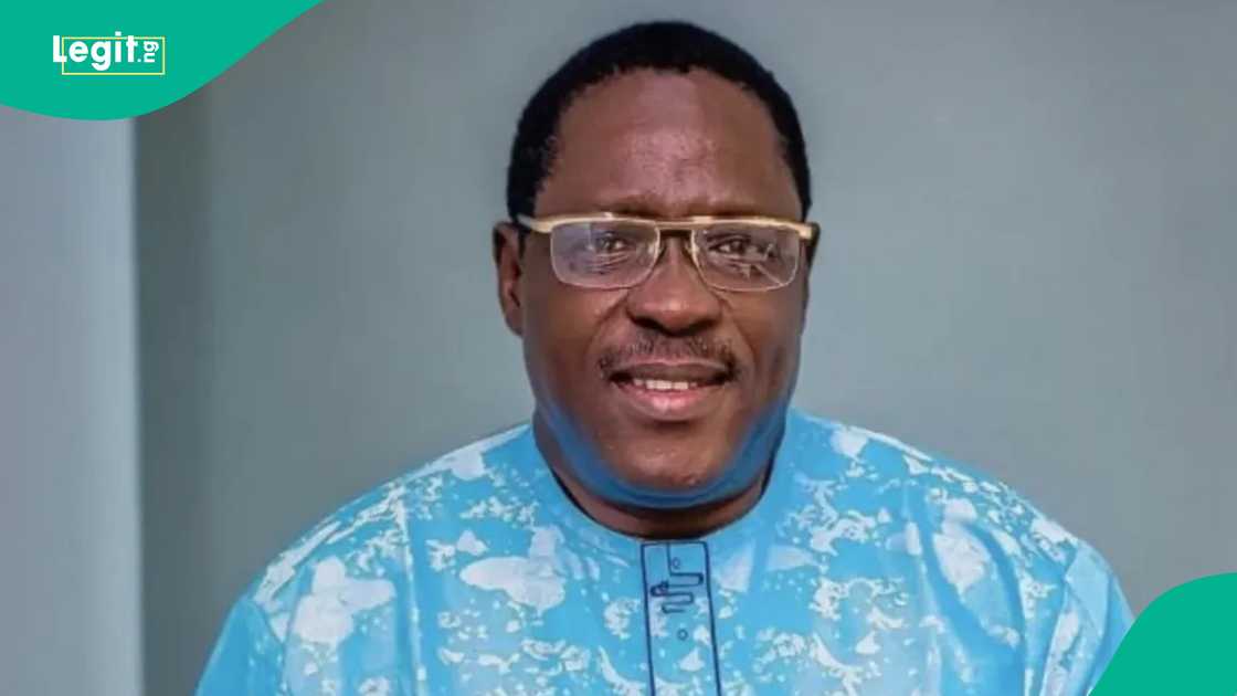 Ogogo's bestie Yinka Qudari breaks down at his funeral Ogogo's bestie Yinka Qudari breaks down at his funeral