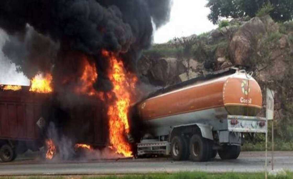 Sama da mutane 20 sun mutu sakamakon fashewar tankar mai a Delta Sama da mutane 20 sun mutu sakamakon fashewar tankar mai a Delta