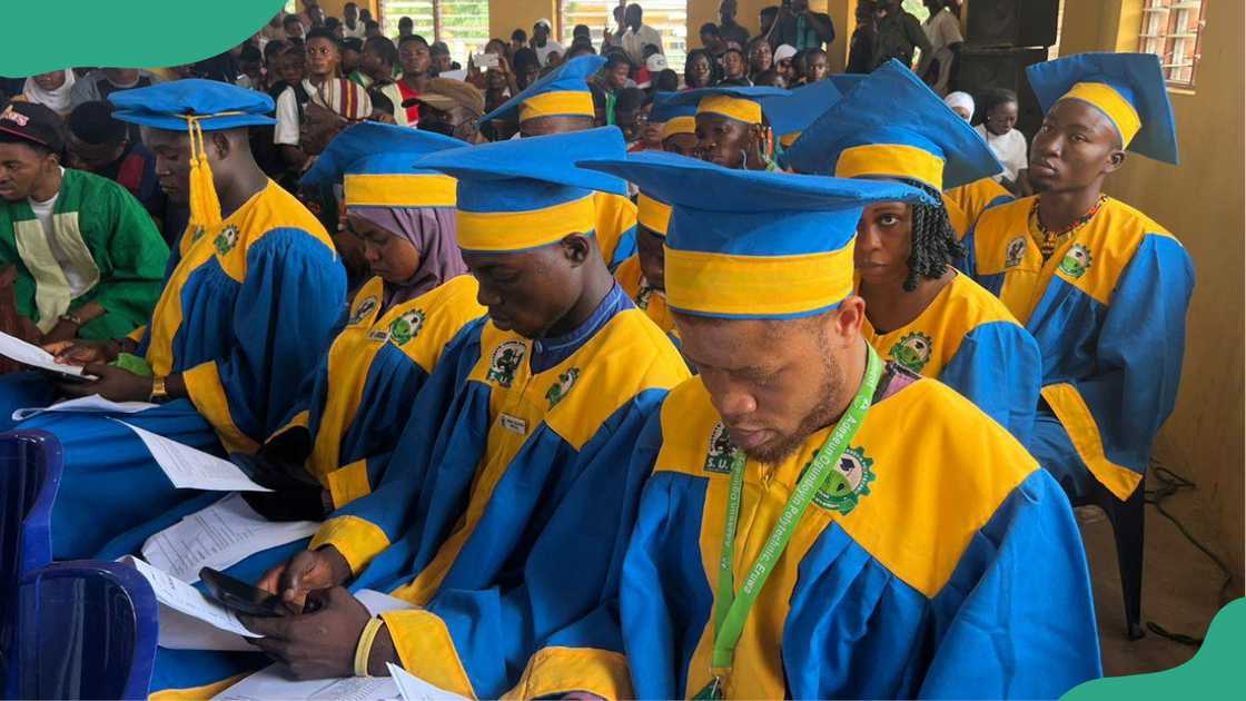 Adeseun Ogundoyin Polytechnic, Eruwa graduates in blue gowns. Adeseun Ogundoyin Polytechnic, Eruwa graduates in blue gowns.