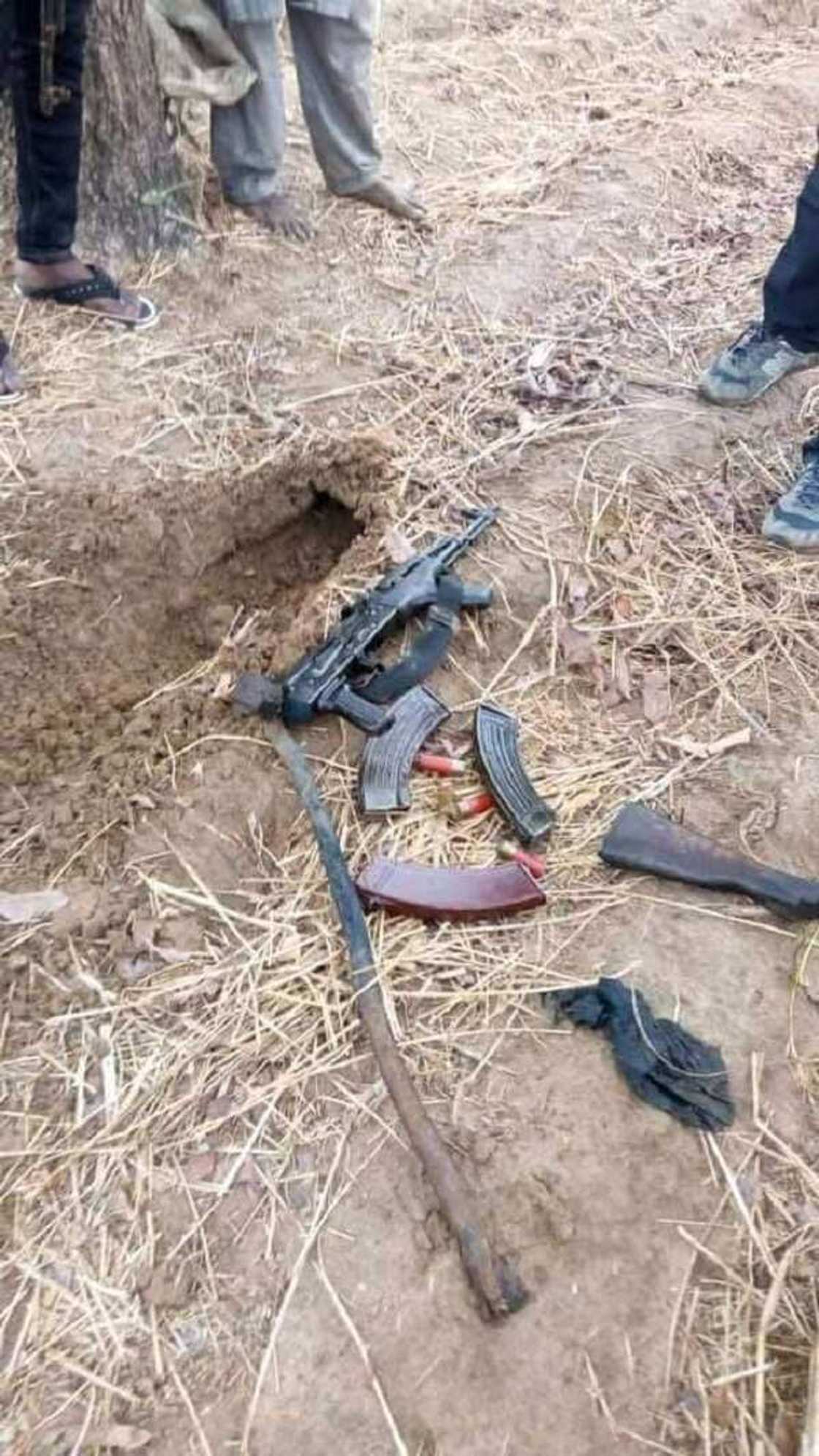 Rundunar Abba Kyari ta samu gagarumar nasara a kan masu garkuwa da mutane a hanyar Abuja (Hotuna) Rundunar Abba Kyari ta samu gagarumar nasara a kan masu garkuwa da mutane a hanyar Abuja (Hotuna)